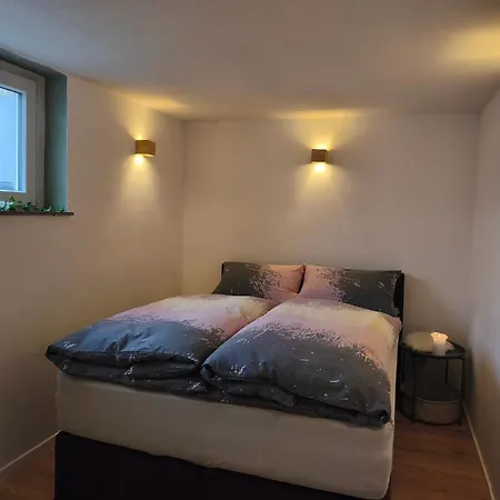 Statt - Frisch, Frech Und Farbenfroh - Helle Souterrainwohnung 公寓 *